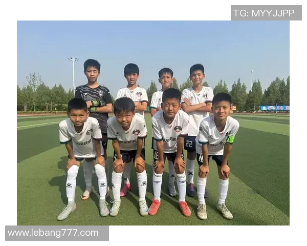 热爱足球的男生们如何在球场上展现自我与团队精神